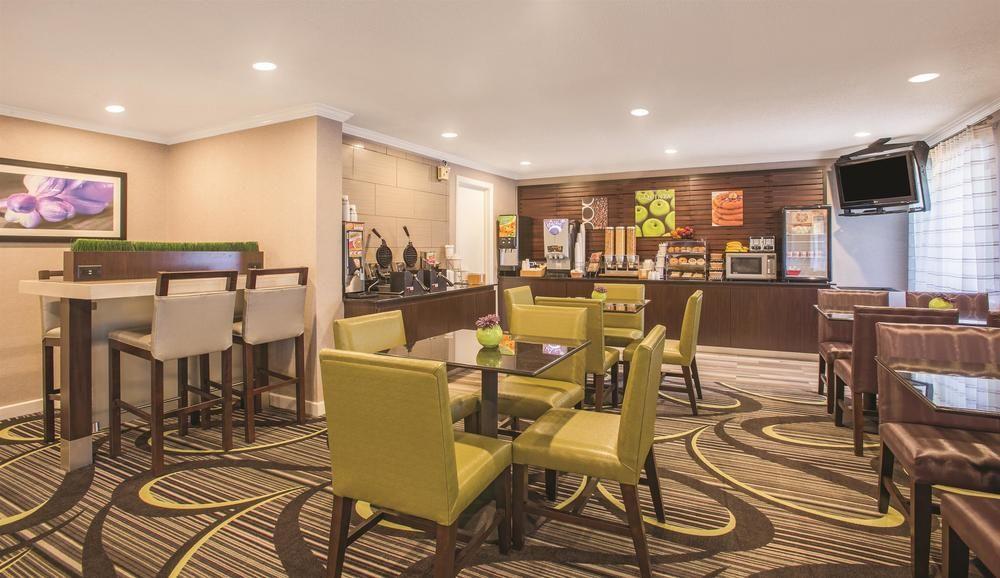 La Quinta By Wyndham Hartford Bradley Airport Hotel Windsor Locks Exterior photo