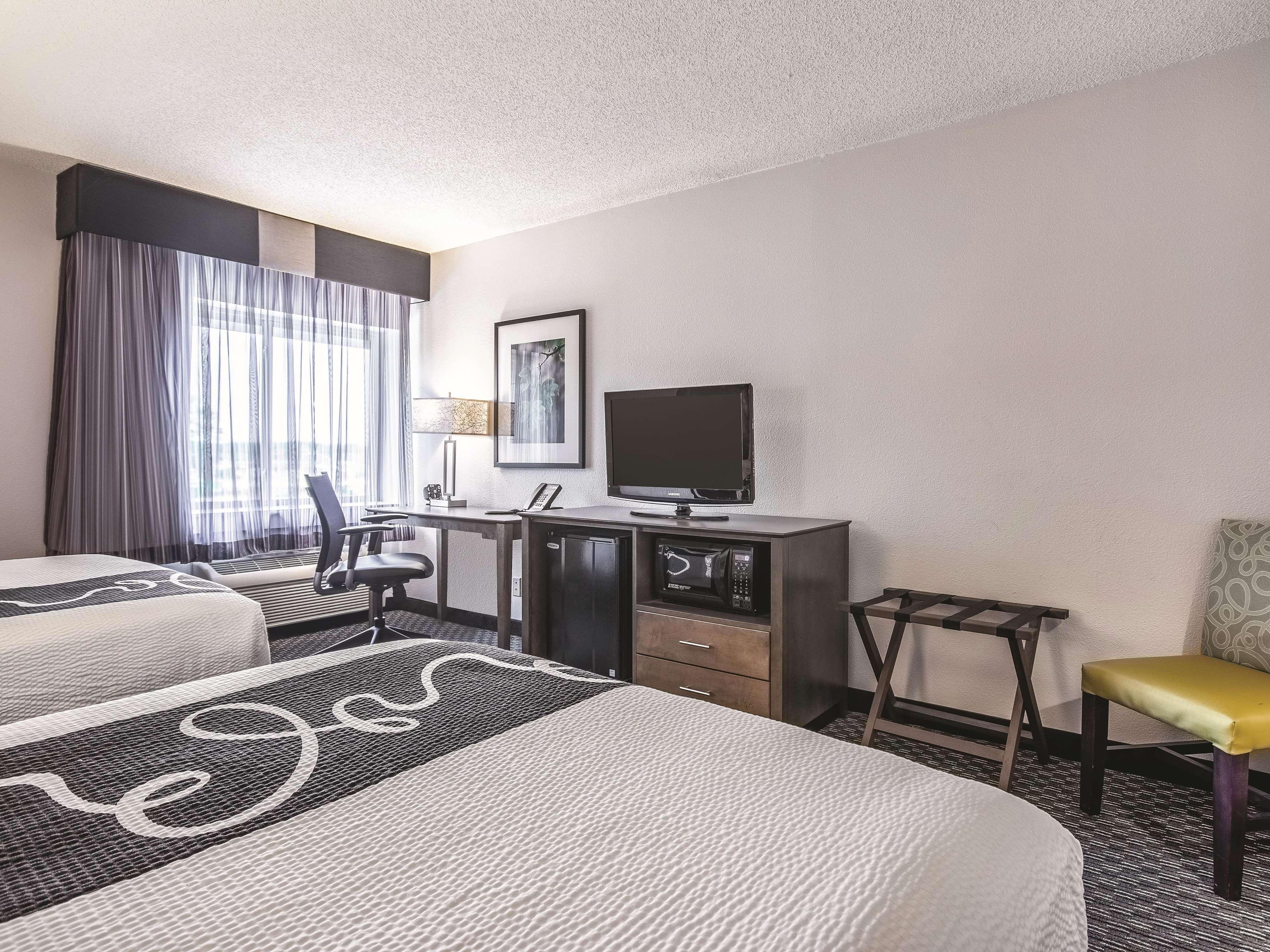 La Quinta By Wyndham Hartford Bradley Airport Hotel Windsor Locks Exterior photo